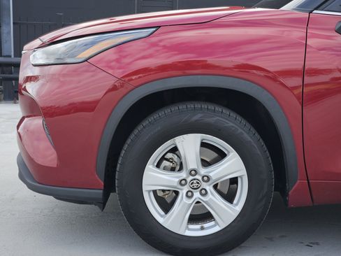 Used 2022 Toyota Highlander LE image 12