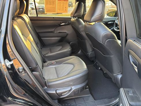 Used 2021 Toyota Highlander XSE FWD image 12