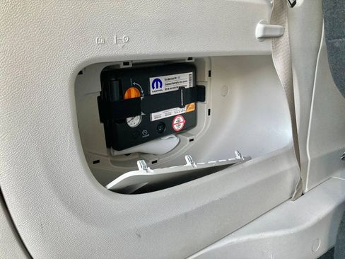 Used 2023 Chrysler Pacifica Touring-L FWD image 31
