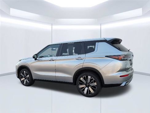 Used 2025 Mitsubishi Outlander SE FWD image 3