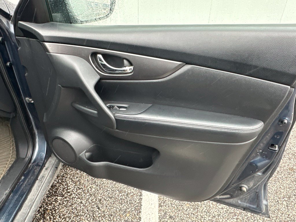 Used 2016 Nissan Rogue S w/ Appearance Package AWD/4WD image 30