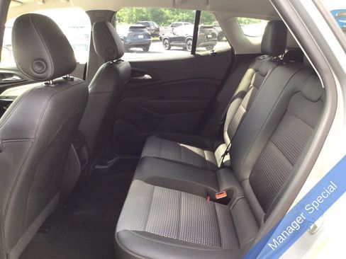 Used 2025 Chevrolet Trax LT FWD image 34