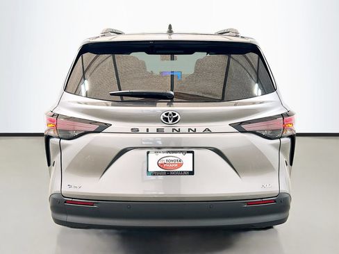 New 2026 Toyota Sienna XLE FWD image 5