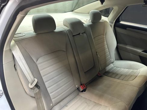 Used 2019 Ford Fusion SE FWD image 26