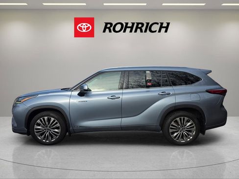 Used 2021 Toyota Highlander Platinum image 2