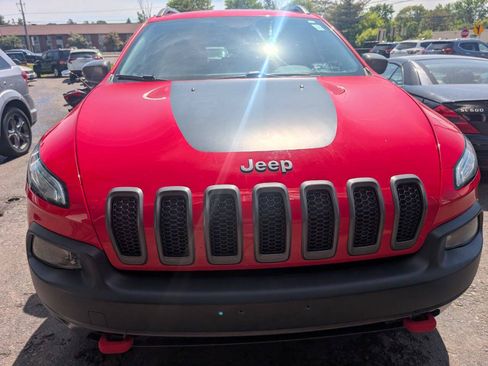 Used 2017 Jeep Cherokee Trailhawk AWD/4WD image 2