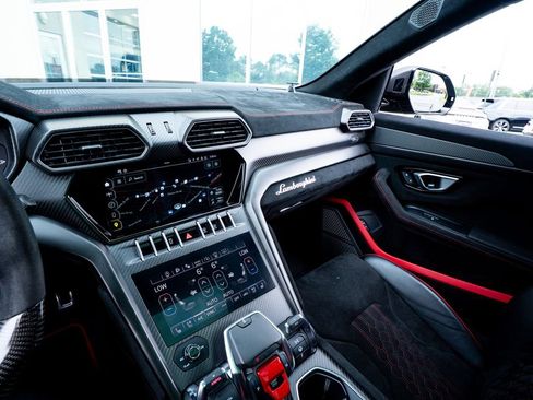 Used 2024 Lamborghini Urus Performante AWD/4WD image 46
