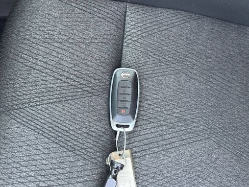 Used 2025 Nissan Rogue SV FWD image 21