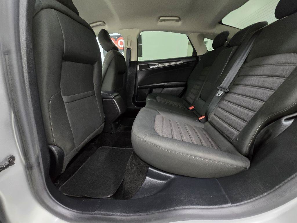 Used 2018 Ford Fusion SE FWD image 11