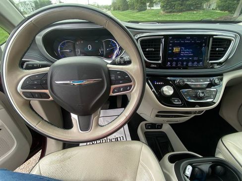 Used 2018 Chrysler Pacifica Limited w/ Advanced Safetytec Group FWD image 10
