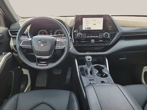 Used 2025 Toyota Highlander XSE AWD/4WD image 11