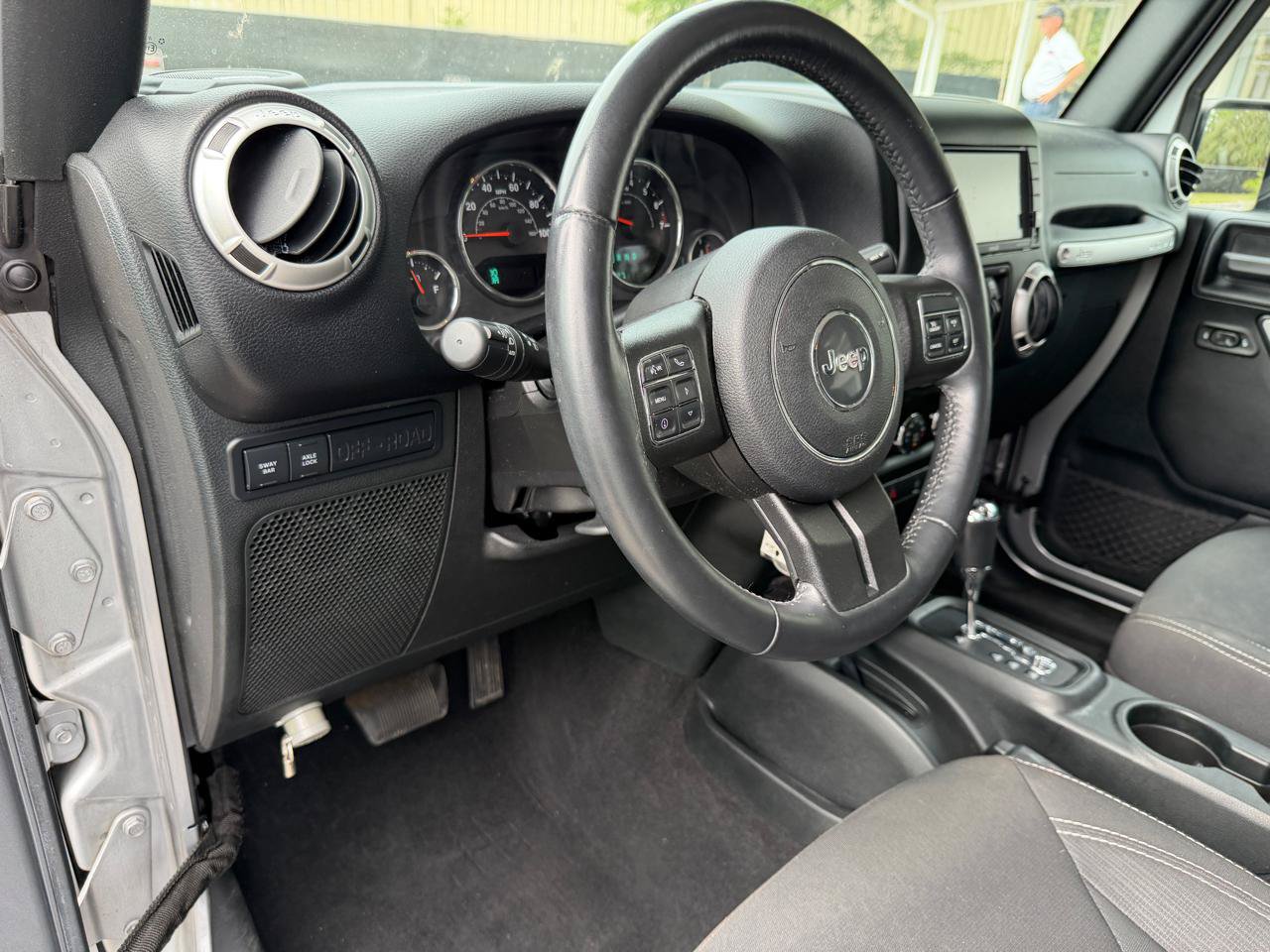 Used 2018 Jeep Wrangler Unlimited Rubicon w/ Connectivity Group AWD/4WD image 8