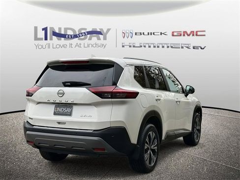 Used 2022 Nissan Rogue SV w/ SV Premium Package image 2