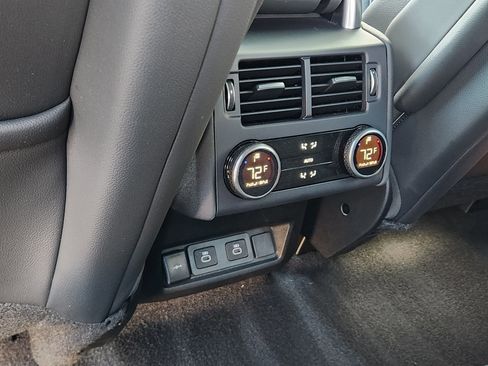 Certified 2025 Land Rover Discovery S image 34