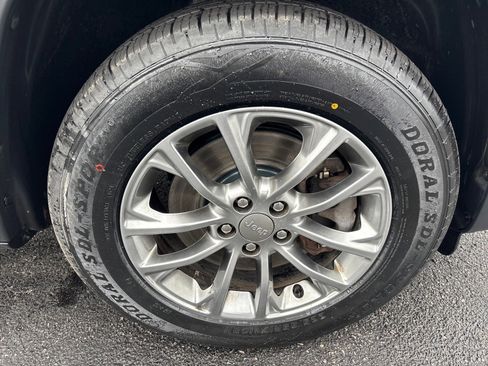 Used 2019 Jeep Cherokee Latitude Plus w/ Comfort/Convenience Group image 9