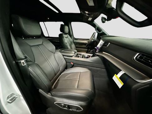 New 2026 Jeep Grand Wagoneer Limited AWD/4WD image 32