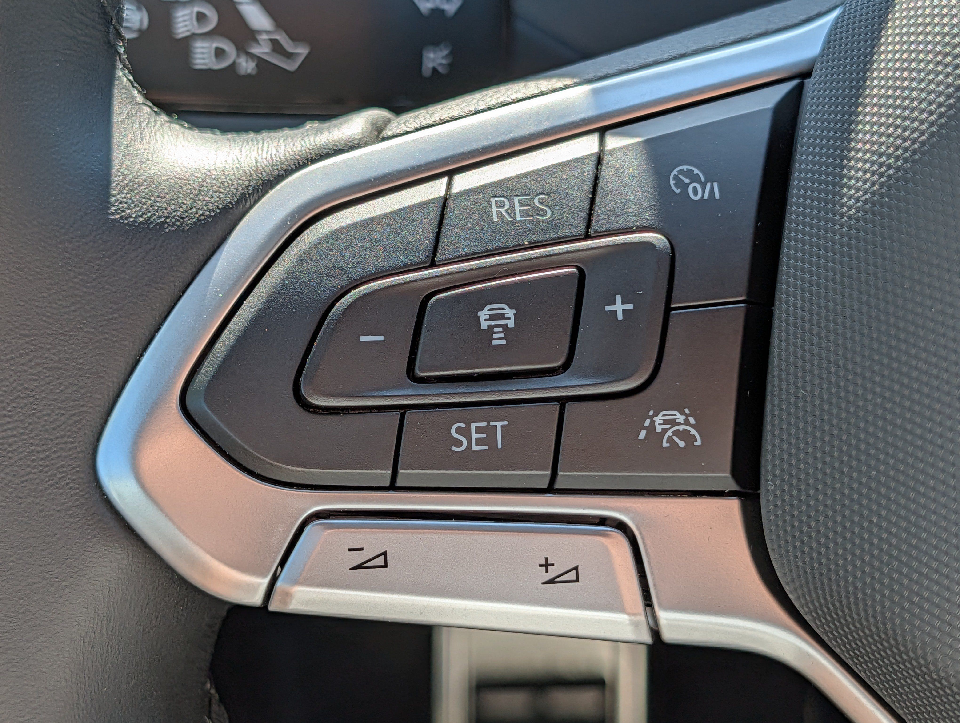 Certified 2025 Volkswagen Jetta Sport FWD image 33