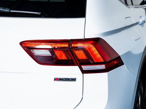 Used 2020 Volkswagen Tiguan SE w/ Panoramic Sunroof Package image 26