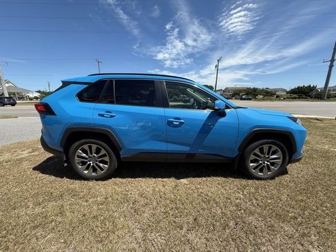 Used 2020 Toyota RAV4 XLE Premium image 8