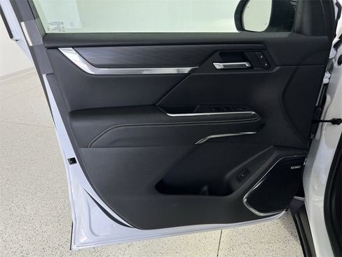 Used 2025 GMC Acadia Elevation image 18