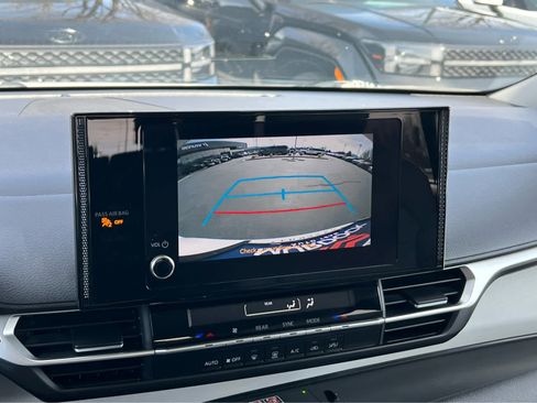 Used 2025 Toyota Sienna LE image 35