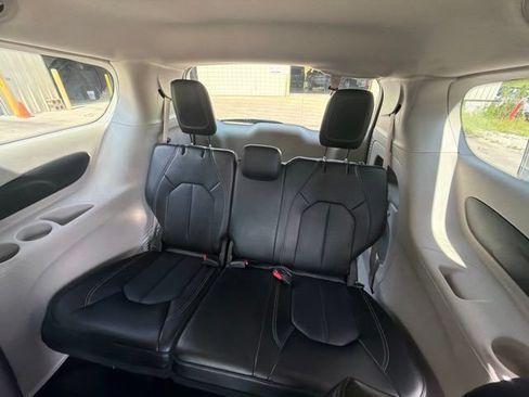 Used 2024 Chrysler Pacifica Touring-L FWD image 14