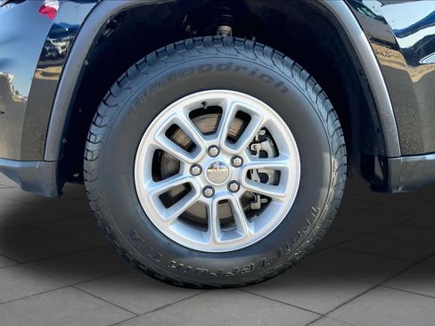 Used 2019 Jeep Grand Cherokee Laredo RWD image 11
