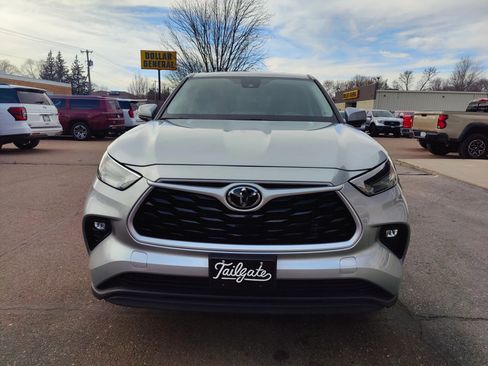 Used 2024 Toyota Highlander LE image 3