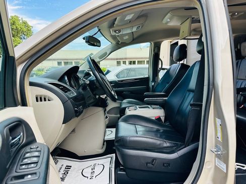 Used 2014 Chrysler Town & Country Touring FWD image 11