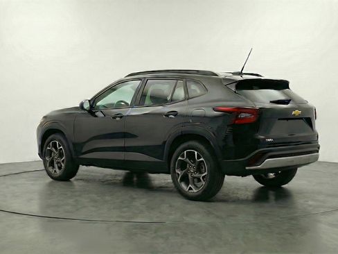 Used 2025 Chevrolet Trax LT image 6