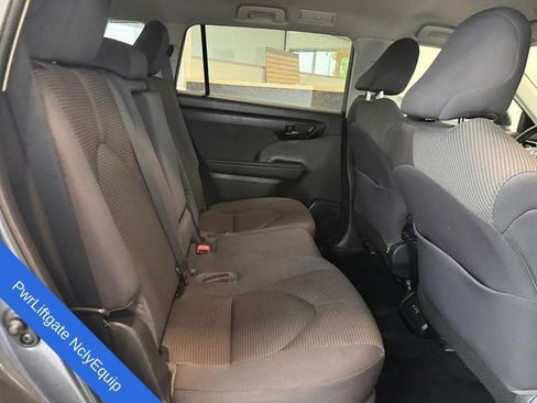 Used 2023 Toyota Highlander FWD image 11