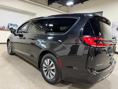 Used 2023 Chrysler Pacifica Touring-L FWD image 20