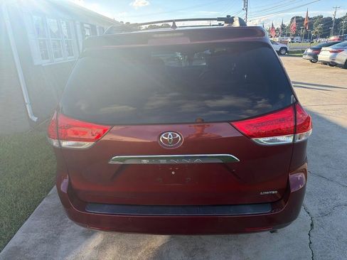 Used 2014 Toyota Sienna Limited w/ Limited Premium Package FWD image 12