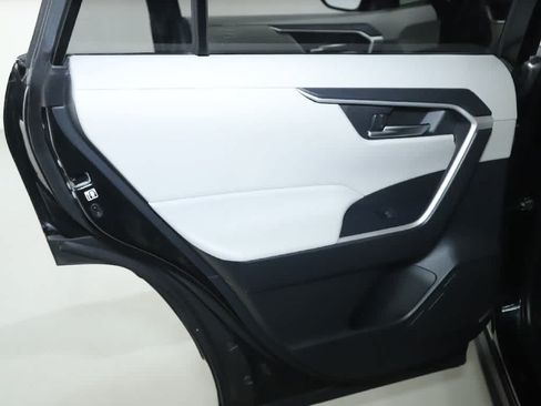 Used 2019 Toyota RAV4 XLE w/ Convenience Package FWD image 13