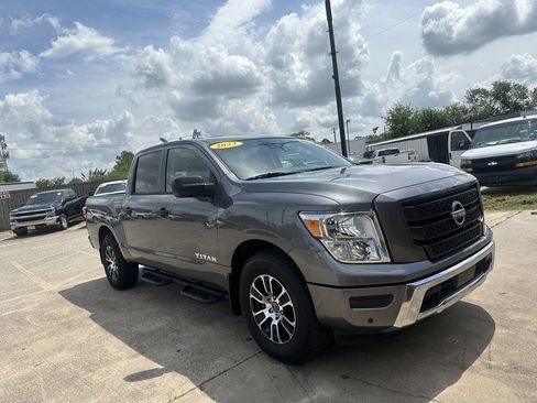 Used 2023 Nissan Titan SV w/ SV Convenience Package image 6