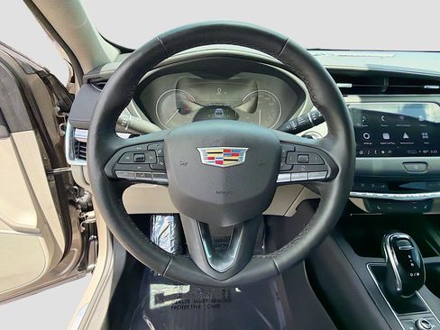 Used 2023 Cadillac XT4 Luxury w/ Cold Weather Package FWD image 37