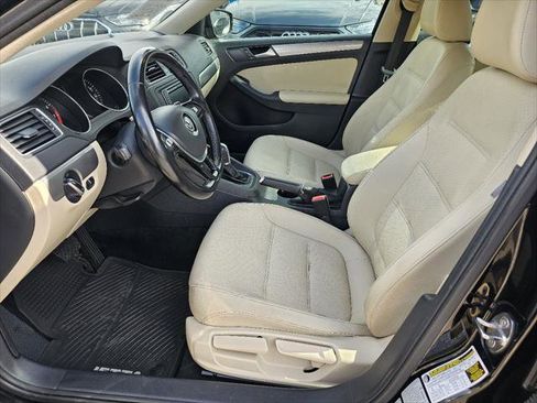 Used 2017 Volkswagen Jetta SE image 2