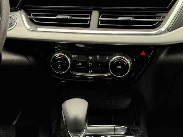 Used 2025 Chevrolet Trax LT FWD image 17