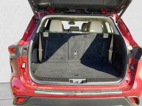 Used 2020 Toyota Highlander XLE image 21