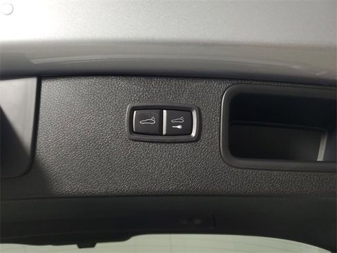 Used 2024 Porsche Macan image 7