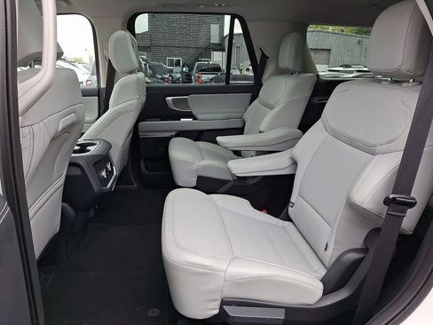 Used 2025 Ford Expedition Platinum AWD/4WD image 10