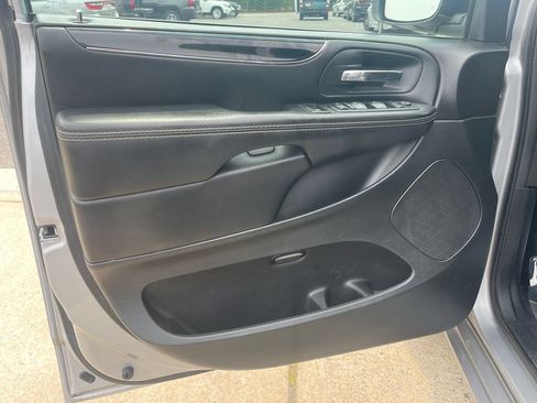 Used 2018 Dodge Grand Caravan SE FWD image 11