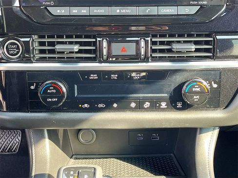 Used 2023 Nissan Pathfinder SV image 18