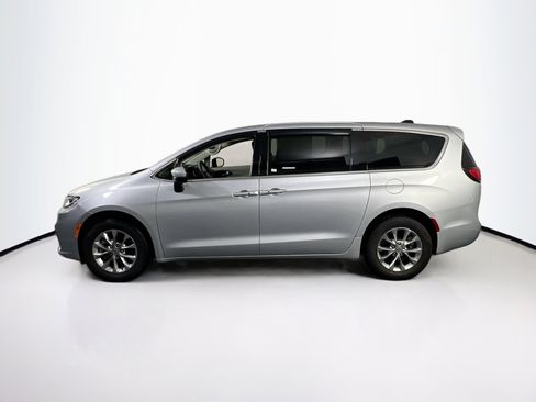 Used 2023 Chrysler Pacifica Touring-L w/ Uconnect Theater Family Group image 8