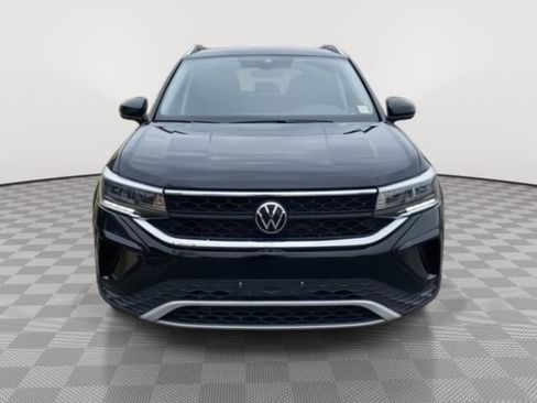 Used 2024 Volkswagen Taos SE image 2
