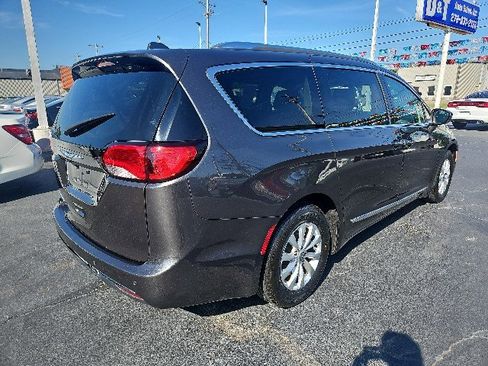 Used 2018 Chrysler Pacifica Touring-L image 3