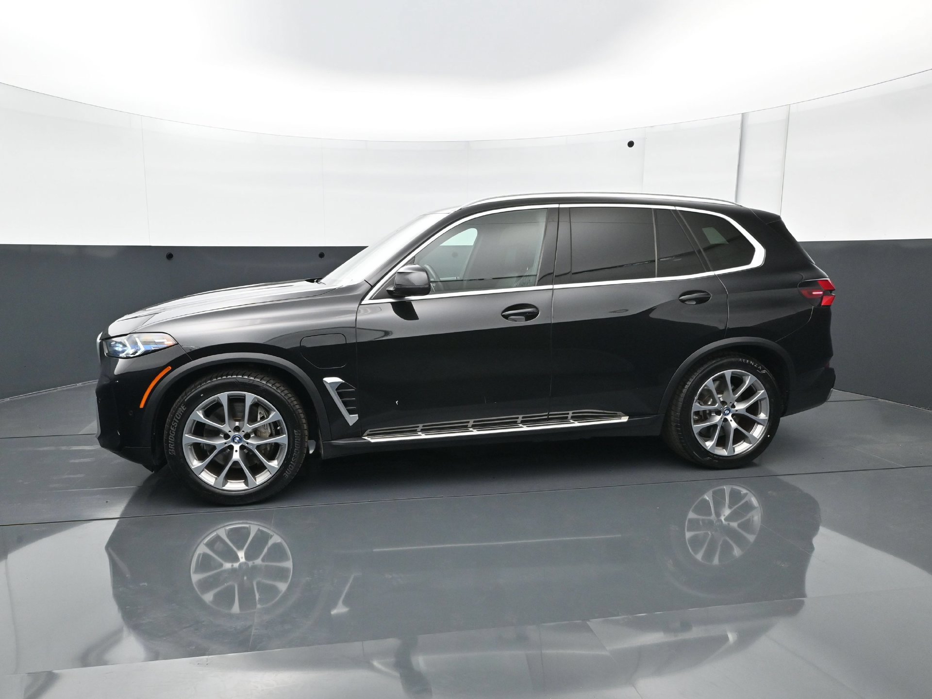 Used 2025 BMW X5 xDrive50e AWD/4WD image 3