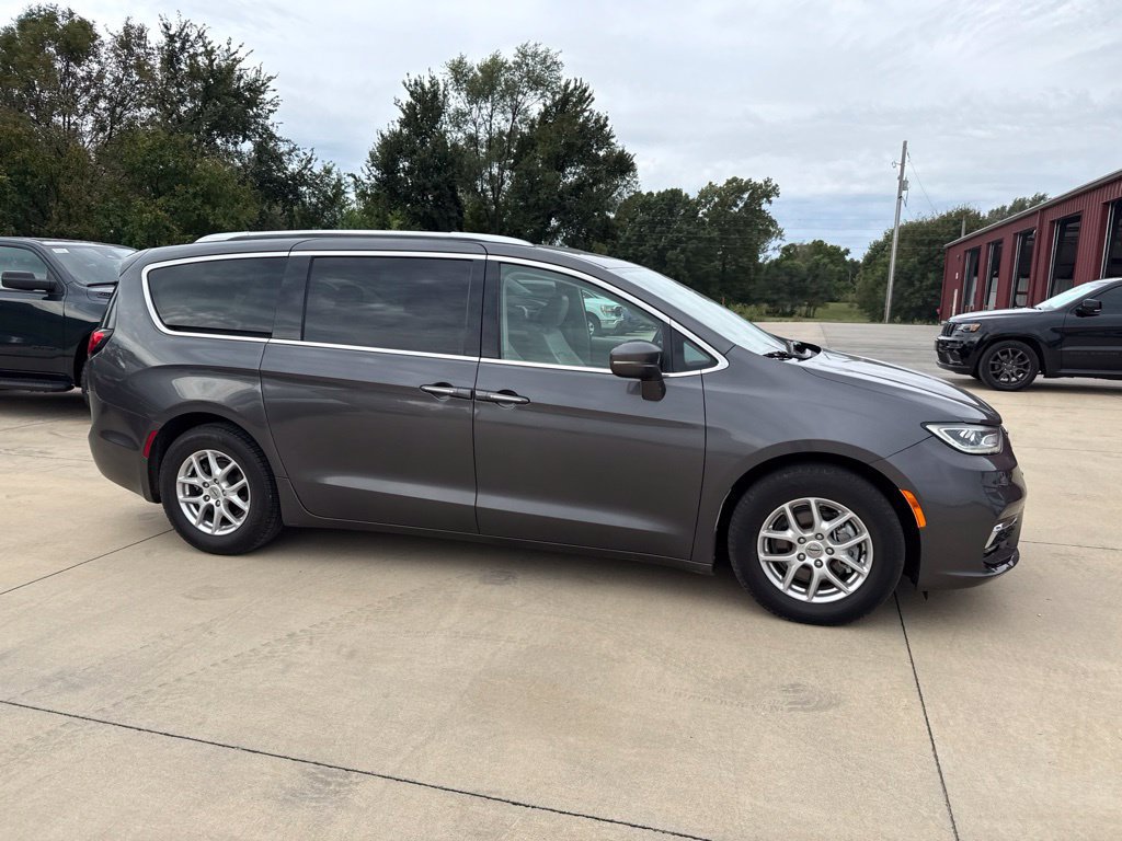 Used 2021 Chrysler Pacifica Touring-L FWD image 34