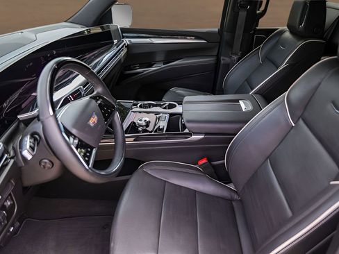 Certified 2025 Cadillac Escalade Sport w/ LPO, ONYX Package AWD/4WD image 9