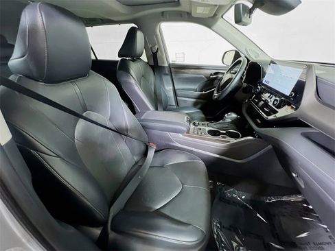 Used 2023 Toyota Highlander Limited image 25